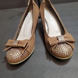 NWOT RED DRAGONFLY  Bow-Tied Wedge Heel Shoes